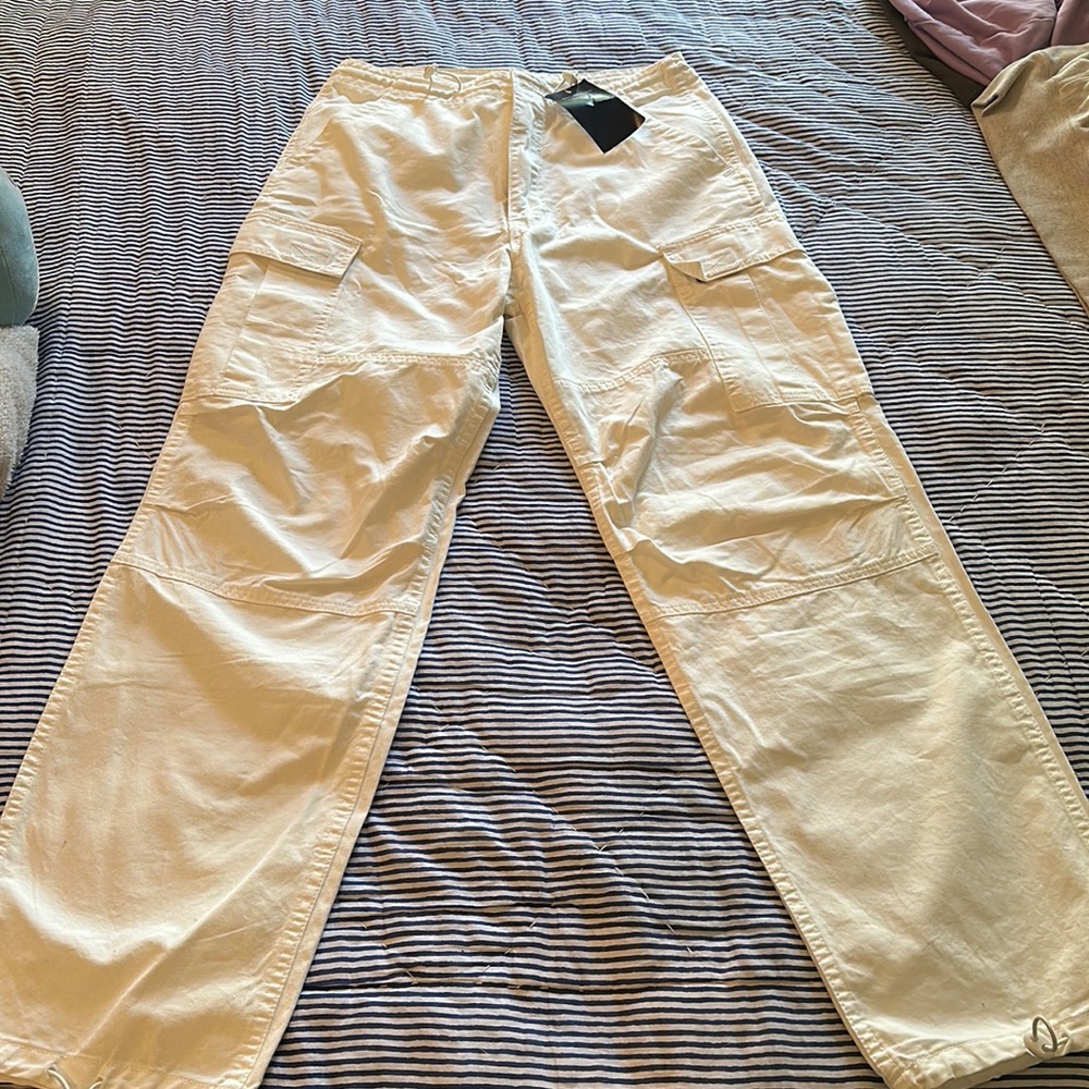 White brandy Melville cargo pants.(NEW)